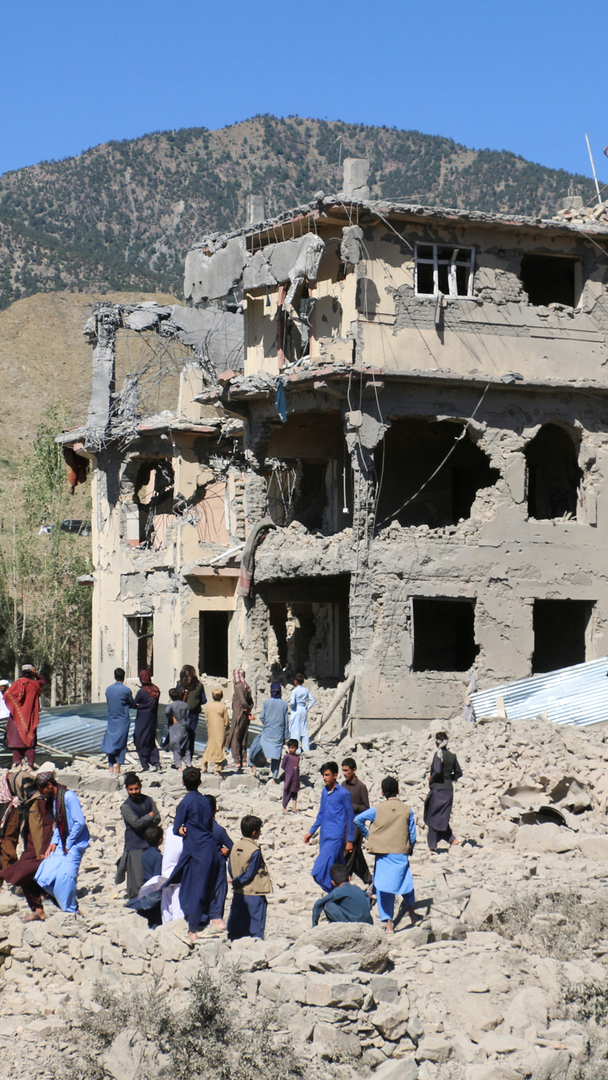 Video thumbnail for Pakistan strikes in Afghanistan kill dozens