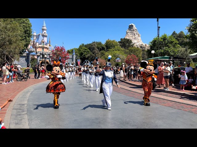 Video thumbnail for This is Halloween | Mickey & Friends with Disneyland Band | Halloween Time at the Disneyland Resort