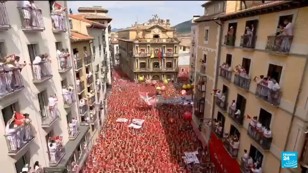 Video thumbnail for San Fermin bull-running festival kicks off in Spain