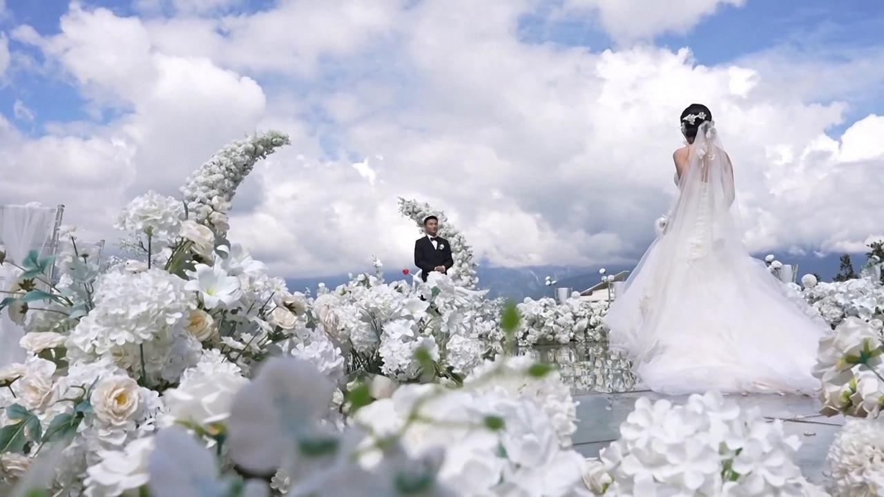Video thumbnail for China: Couples opt for destination weddings in China.