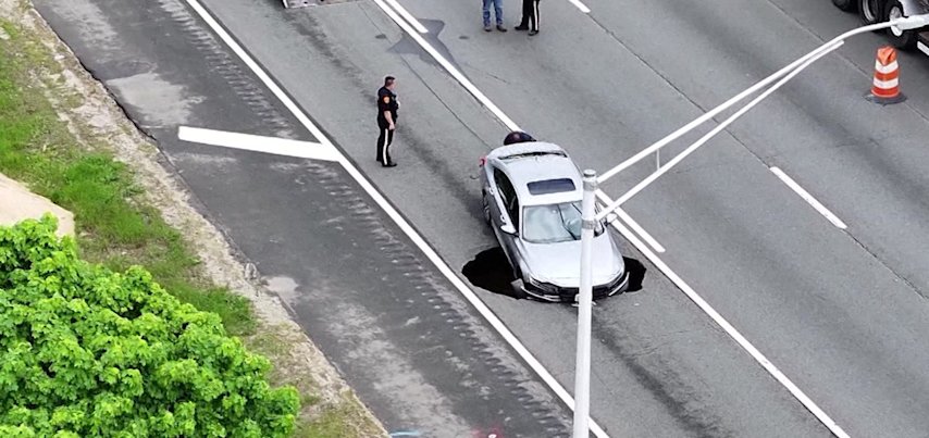 Video thumbnail for Lanes reopen as crews work to repair sinkhole on LIE in Melville