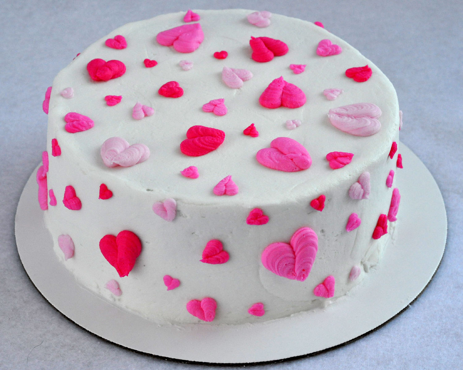 Video thumbnail for Stunning Red & White Valentine’s Cake!