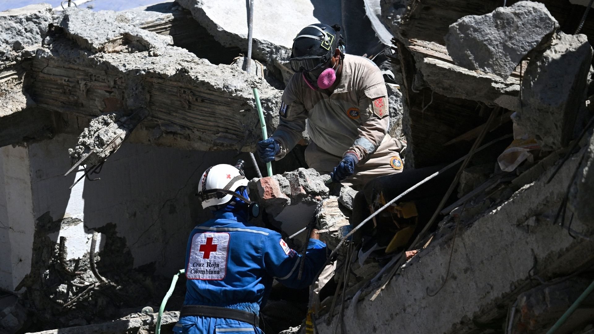Video thumbnail for Colombia Earthquake Survivors Left Waiting for Government Help