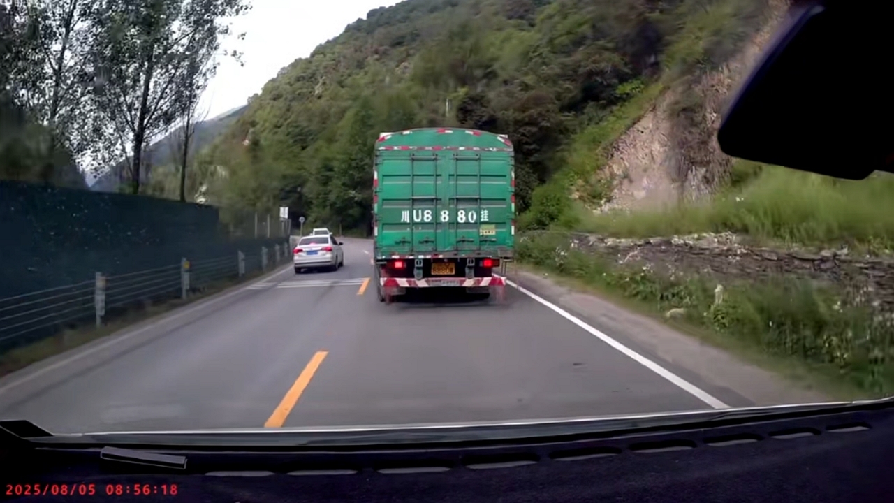 Video thumbnail for Close Call on Curvy Sichuan Road Caught on Dashcam