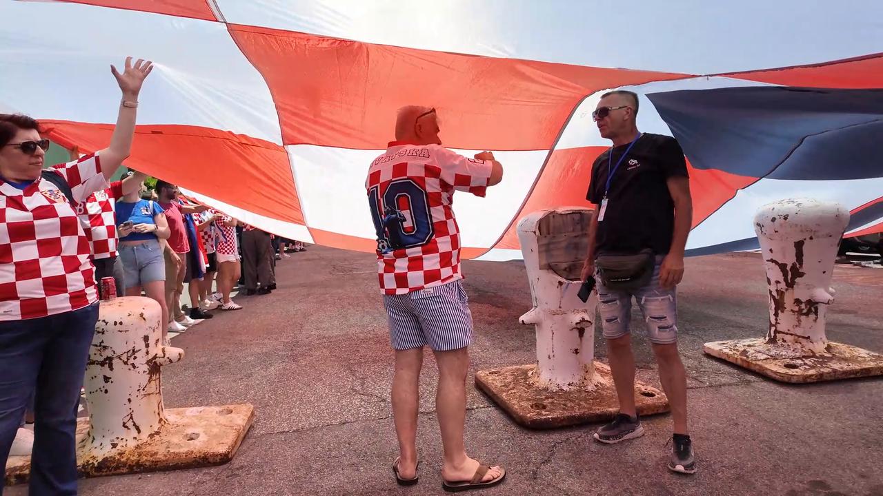 Video thumbnail for NY: Largest Croatian flag in US history unfurled along East River 6.