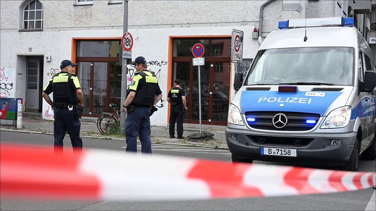 Video thumbnail for Germany: Unexploded World War II bomb found at Berlin construction site.