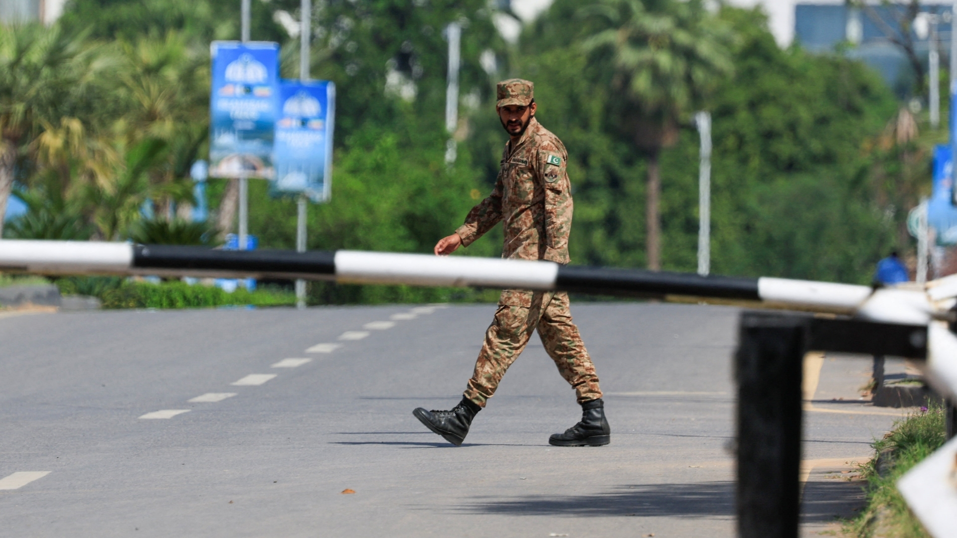 Video thumbnail for Pakistani leaders working the phones in bid to salvage second round of talks