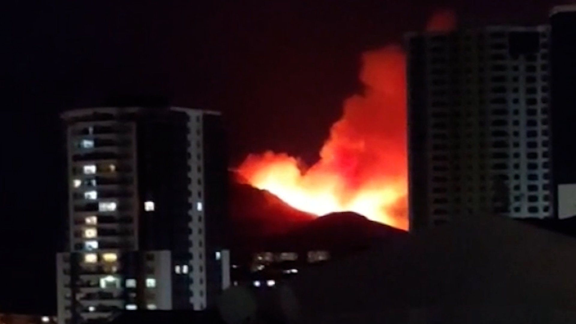 Video thumbnail for Large forest fire burns close to residential areas in Ankara
