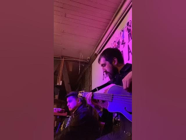 Video thumbnail for CUANDO LLORA MI GUITARRA BASS POV - TUPÍO Y PAREJO