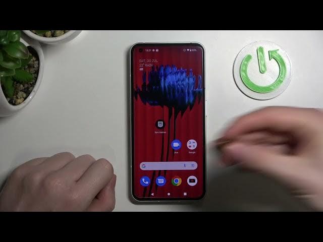 Video thumbnail for Nothing Phone 1 - Hand Size Comparison