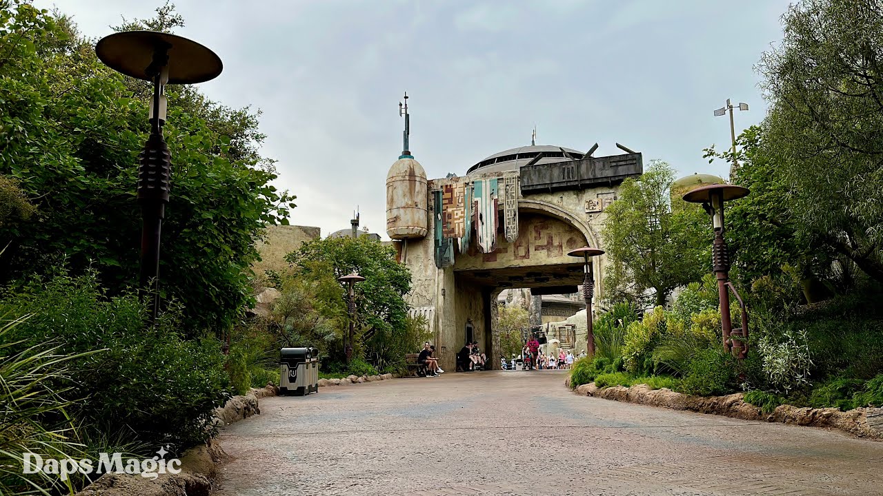 'Video thumbnail for Star Wars Galaxy's Edge at Disneyland - Dapsmosphere 4K'
