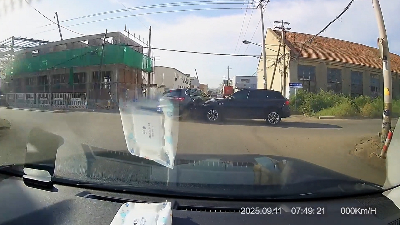 Video thumbnail for SUV Collides with Sedan at Shandong Intersection