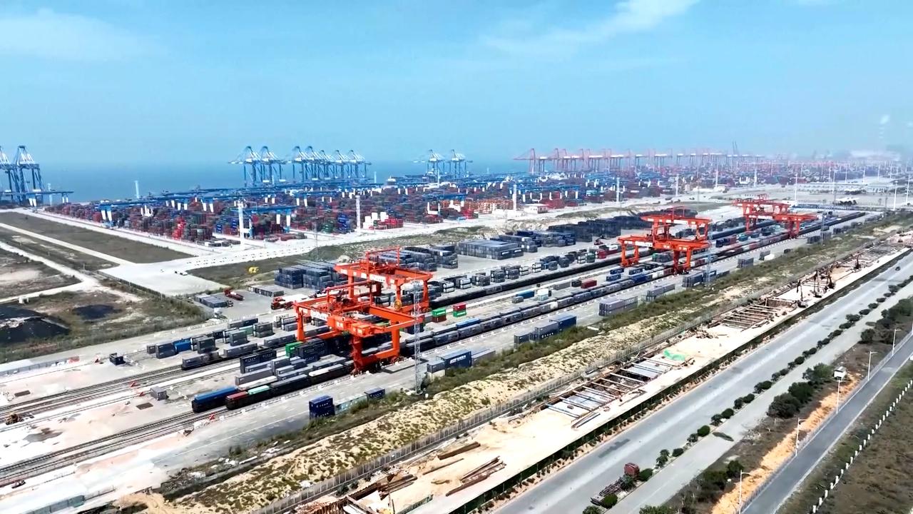 Video thumbnail for China: China aims to build coordinated logistics network.