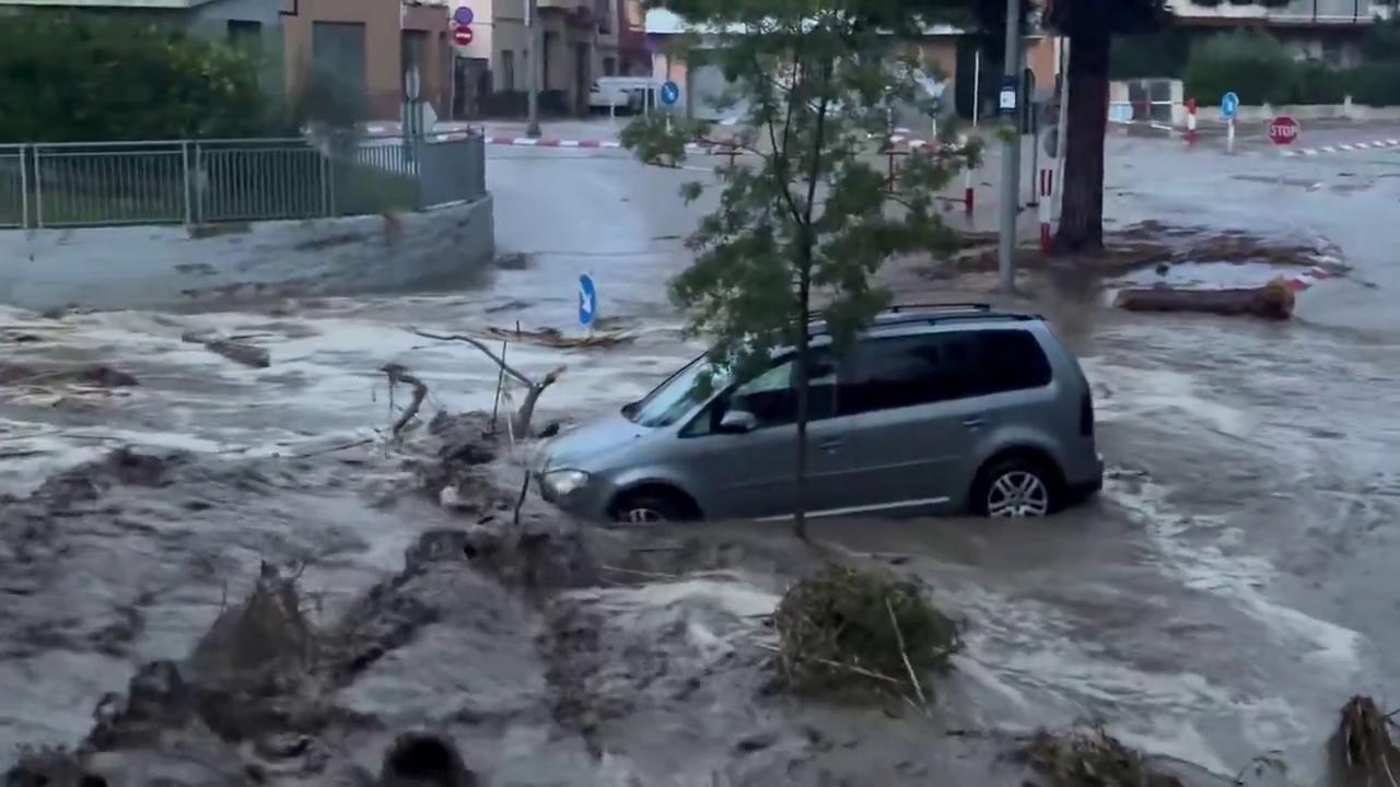 Video thumbnail for Spain: Torrential Rain Causes Flooding in Catalonia, Leaving Two Dead 5.
