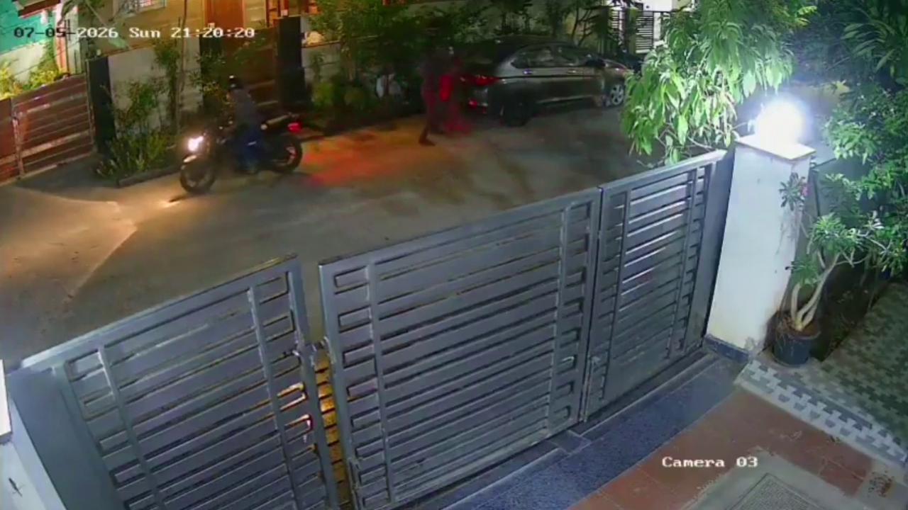 Video thumbnail for India: Gold chain snatched from woman returning home on foot, bike-borne miscreants vanish within moments.