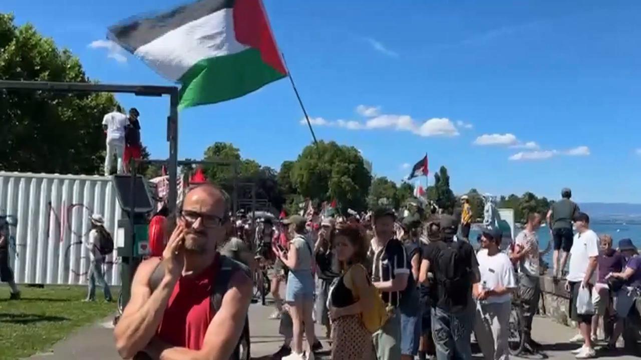 Video thumbnail for Switzerland: Thousands join anti-G7 march in Geneva under heavy security.