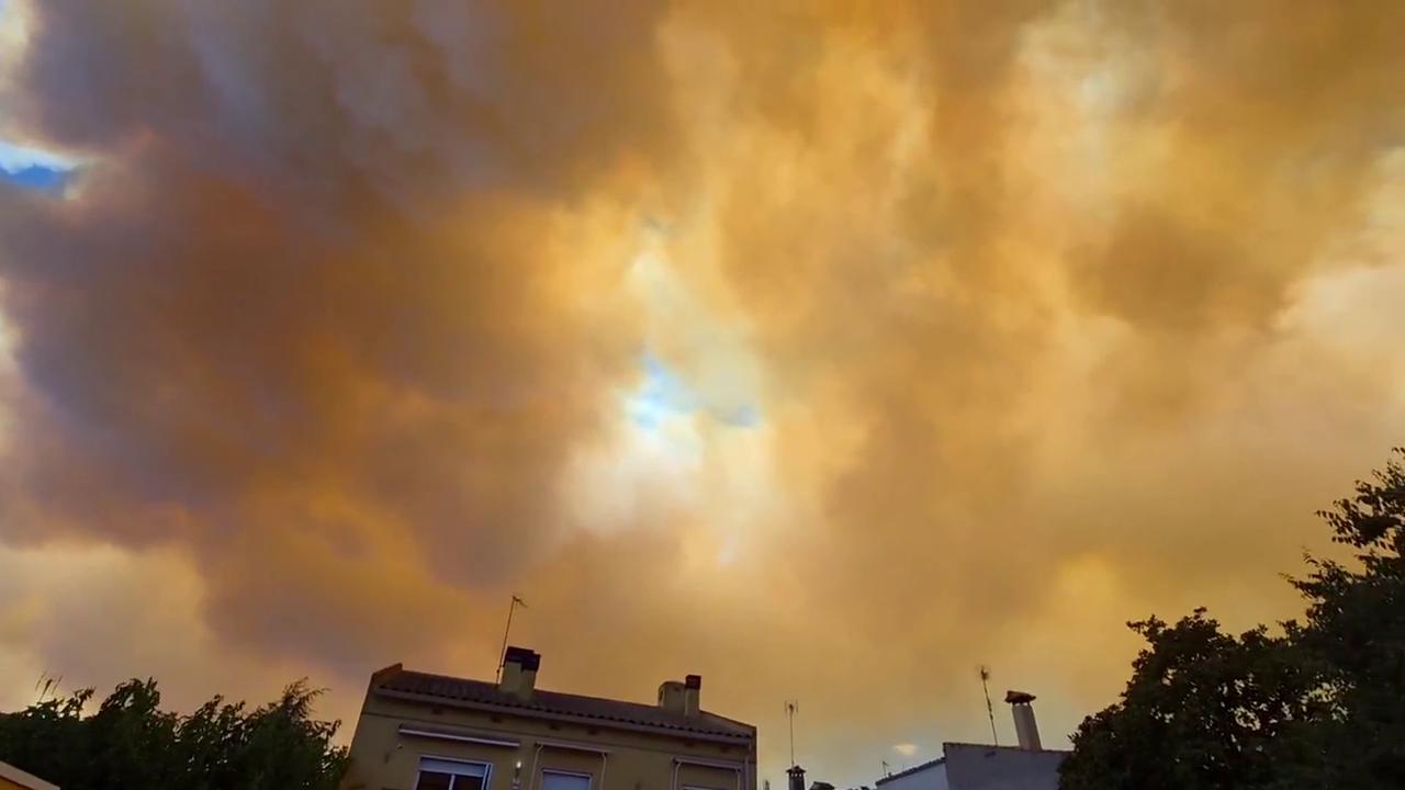 Video thumbnail for Spain: Wildfire Near La Bisbal d’Empordà Forces Thousands to Shelter in Place.