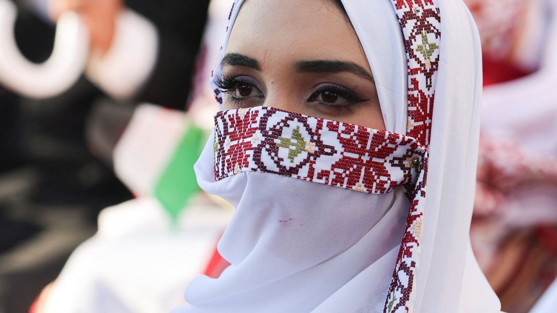 Video thumbnail for Gaza's mass wedding: Community witnesses 150 couples tie the knot