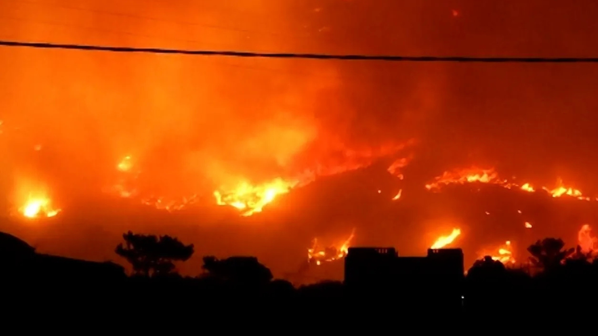 Video thumbnail for Turkiye’s wildfires force evacuations as emergency crews battle blazes in Hatay and Izmir