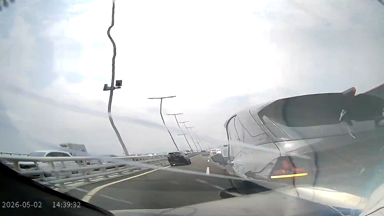 Video thumbnail for Highway Rear-End Crash in Guangdong During Lane Change