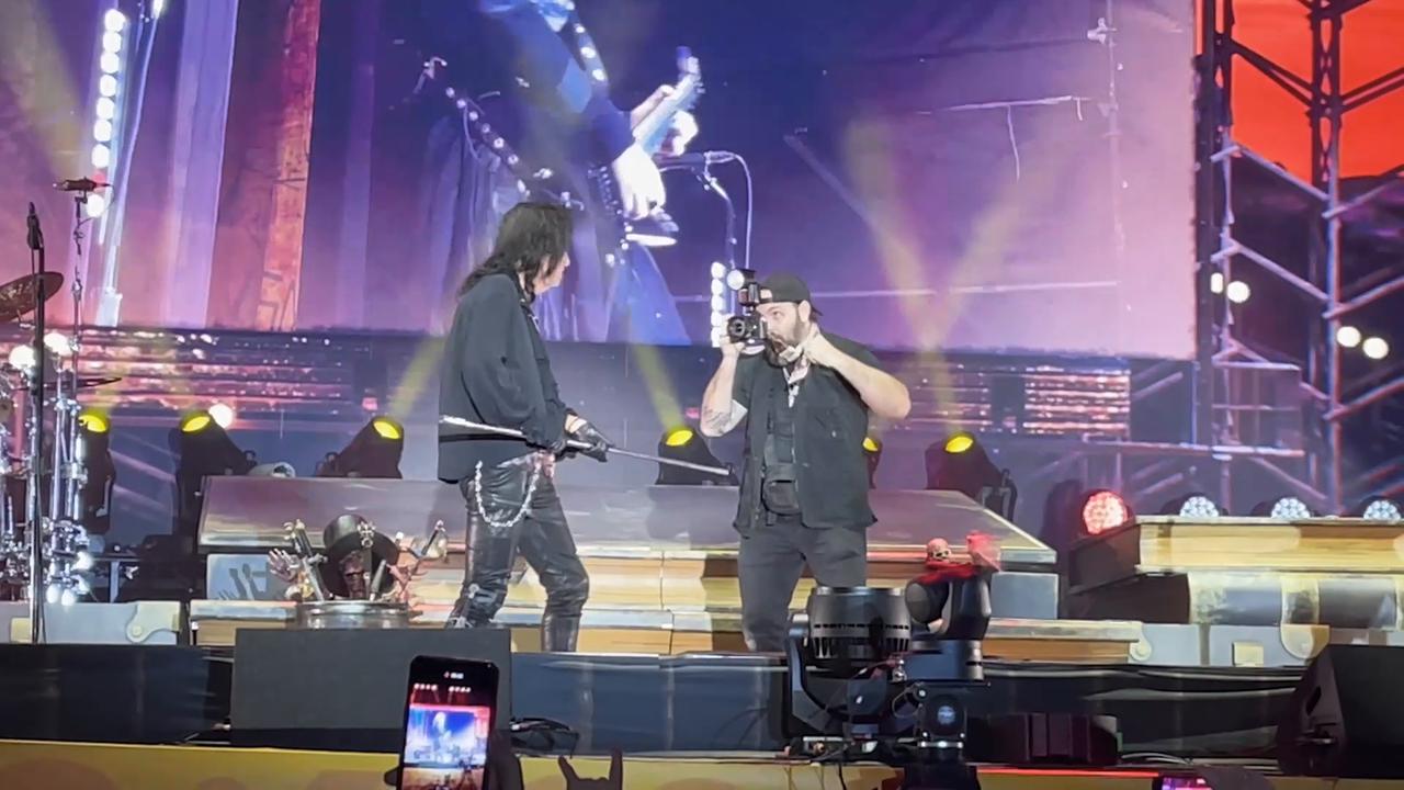 Video thumbnail for Türkiye: Alice Cooper performs in Istanbul.