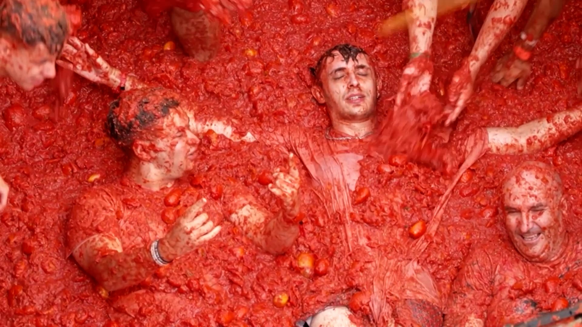 Video thumbnail for Spain’s tomato food fight leaves thousands covered in pulp