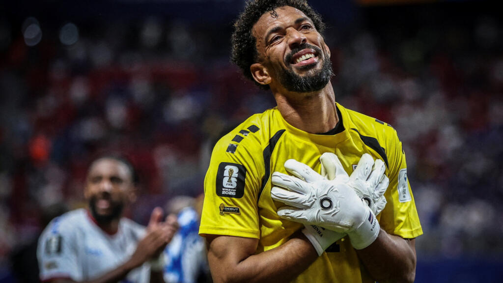 Video thumbnail for Cape Verde's Vozinha signs with Chile's most decorated football club