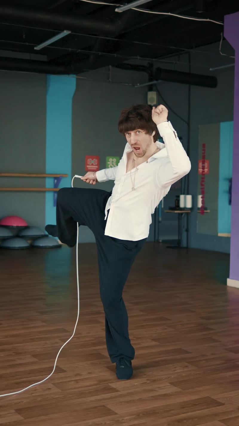 Video thumbnail for Funny Jump Rope Dance Fails in the Studio