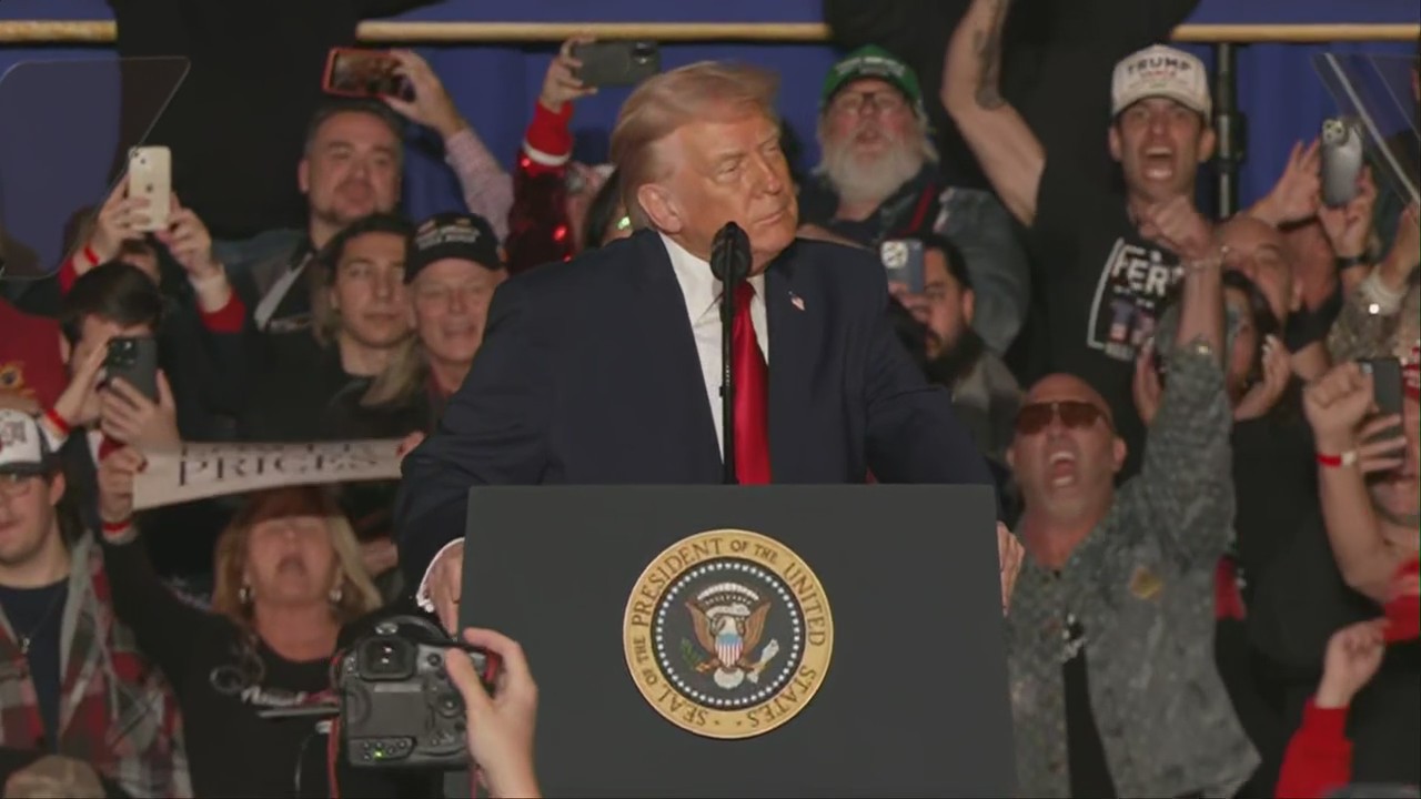 Video thumbnail for FULL: Trump delivers remarks about the economy