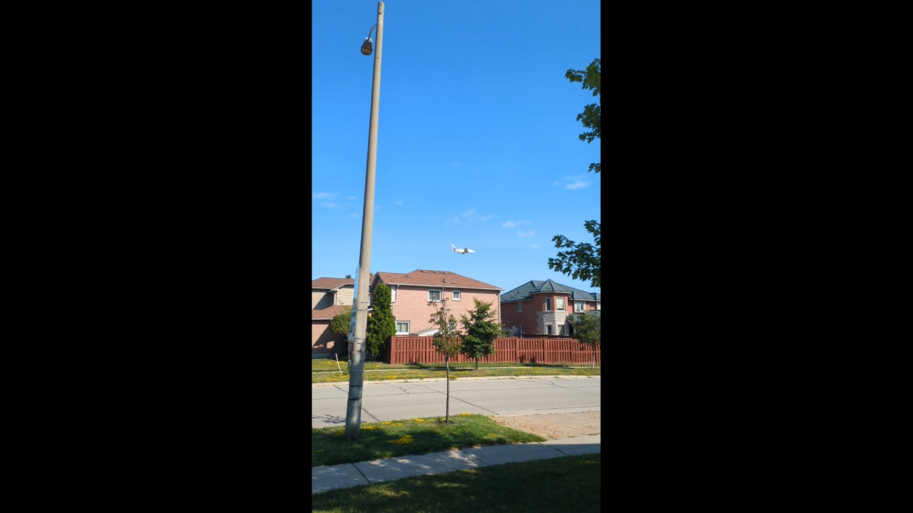 Video thumbnail for Plane Appears to Hover Mid-Air Over Mississauga