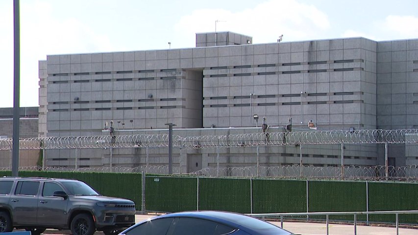 Video thumbnail for Multiple state lawmakers inspect the Nassau County Jail ahead of termination of ICE contracts 