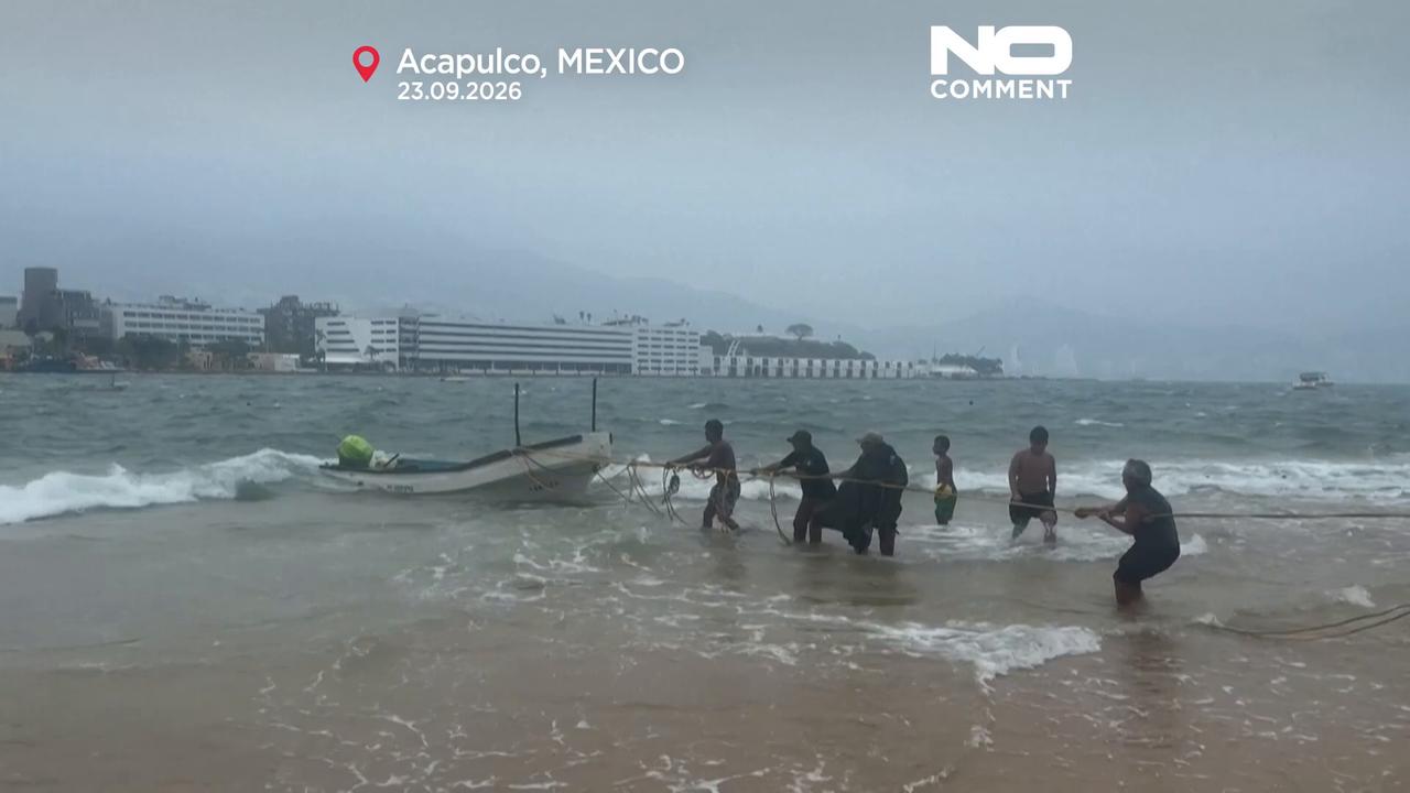 Video thumbnail for People battle huge waves to save boat in Acapulco during Hurricane Polo