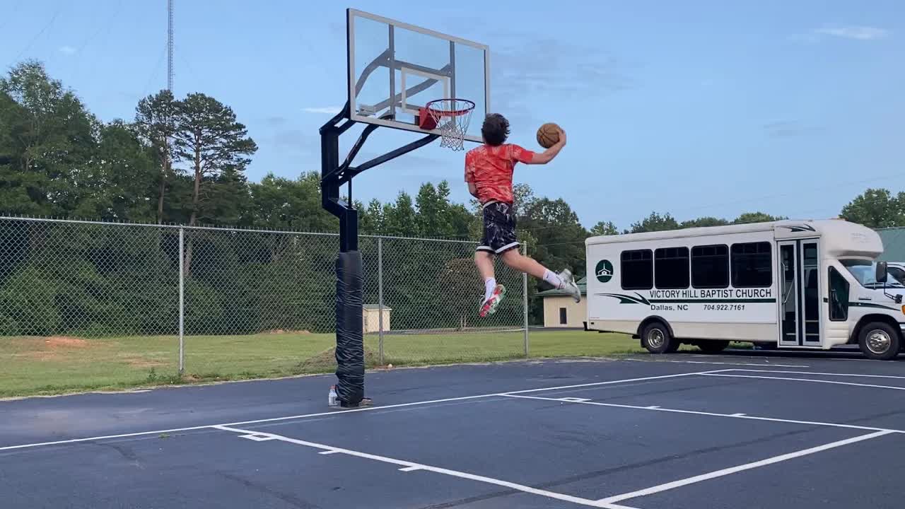 Video thumbnail for Travis Reynolds: Dunk Practice - Behind the Back Lobs & More!