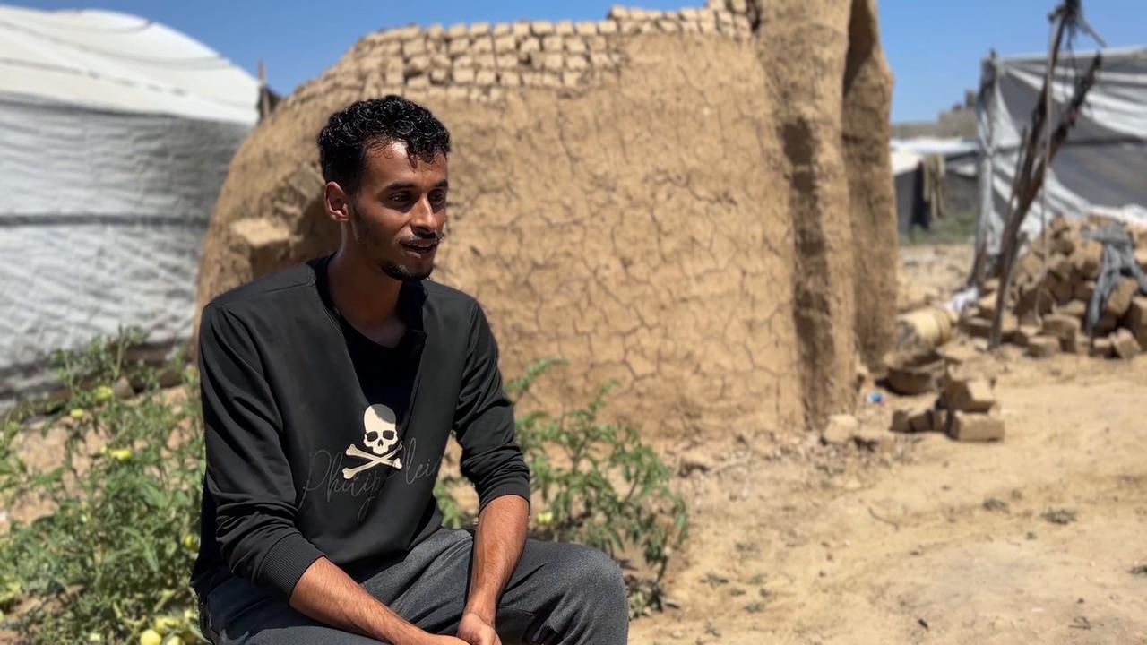 Video thumbnail for Tired of tents, Gaza men build mud-brick shelters inspired by ancestors.