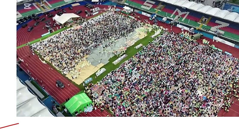 Video thumbnail for Ramadan: iftar on Zanzibar draws thousands to stadium