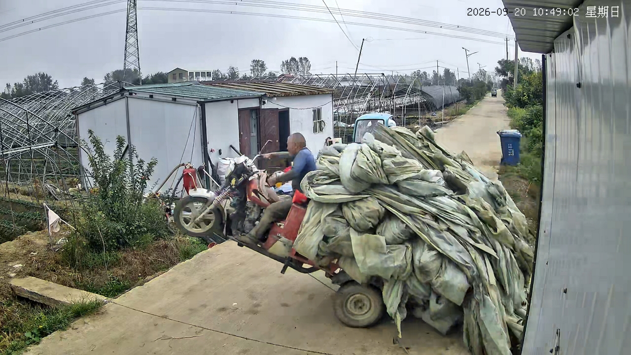 Video thumbnail for Overloaded Cargo Tricycle Tips Over Into Ditch in Anhui