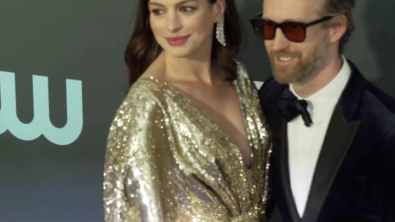 Video thumbnail for UNCAPTIONED: Anne Hathaway pregnant with baby number three.