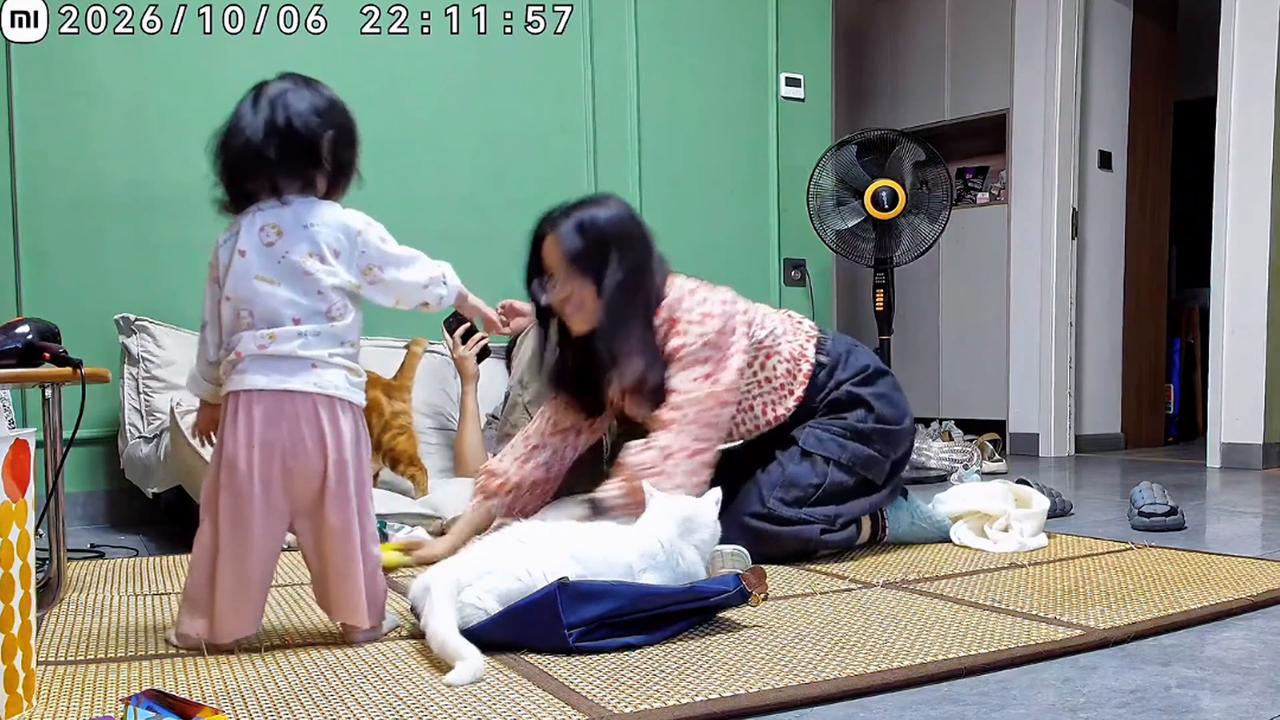 Video thumbnail for China: Baby in China finally takes first steps after repeated falls.