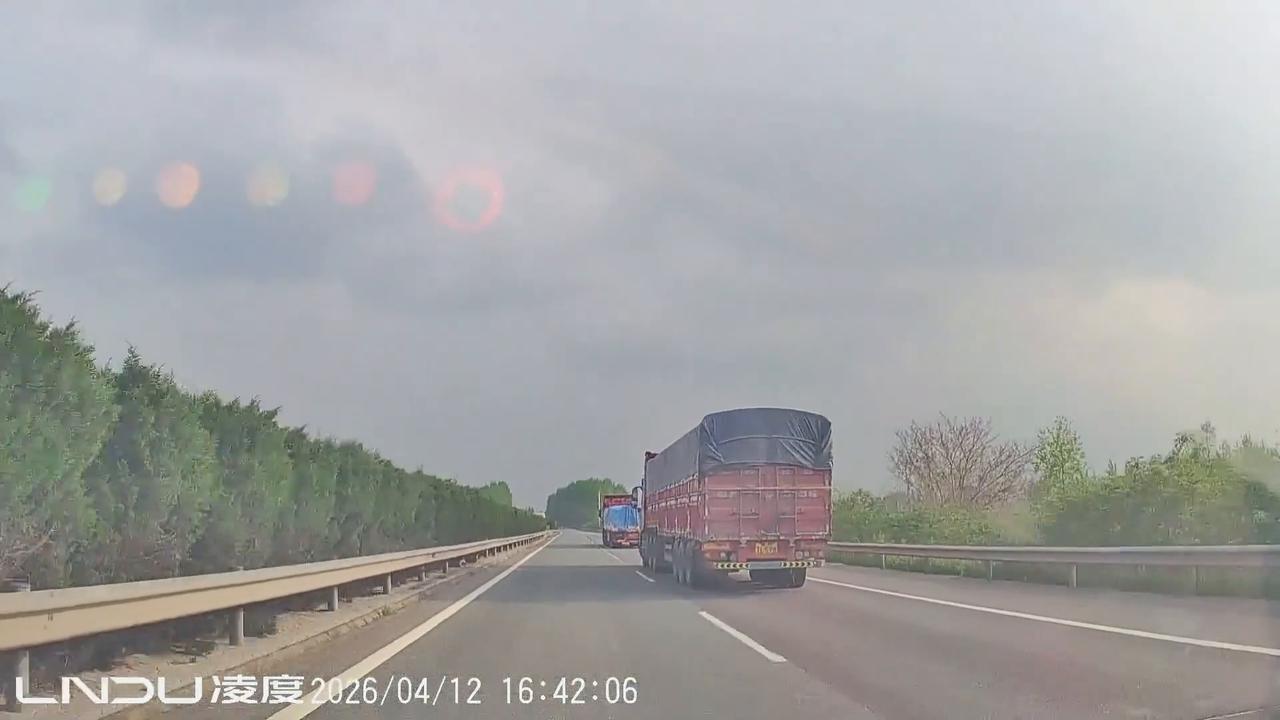 Video thumbnail for China: Chinese driver narrowly escaped after truck tyre exploded during highway overtake.