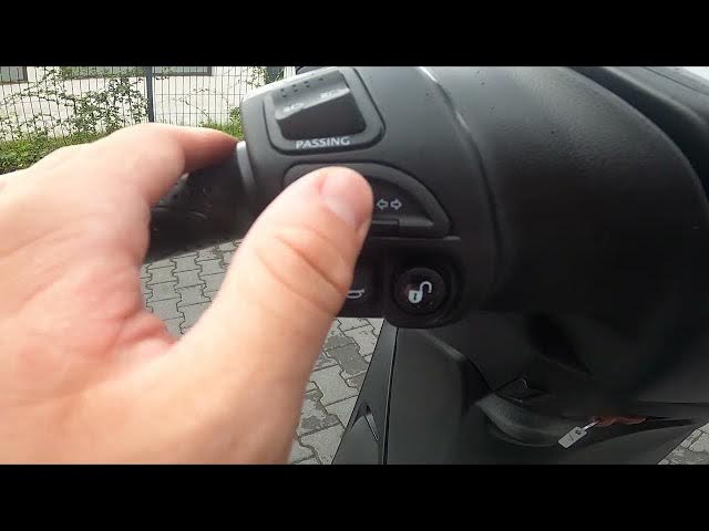 Video thumbnail for How to Enable or Disable Turn Signals in Piaggio Medley S ( 2017 - now ) - Use Turn Signals