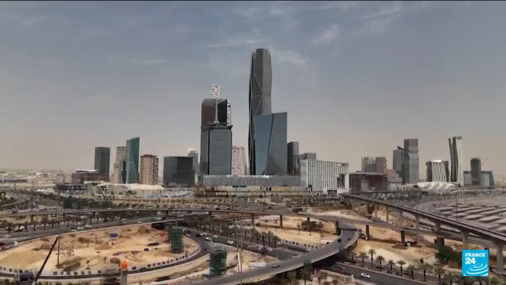 Video thumbnail for Companies evacuate Dubai financial district after Iran threats