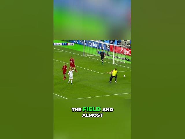 Video thumbnail for Ronaldo vs Pitch Invader ⚽️ Who won? #cr7 #football #shorts