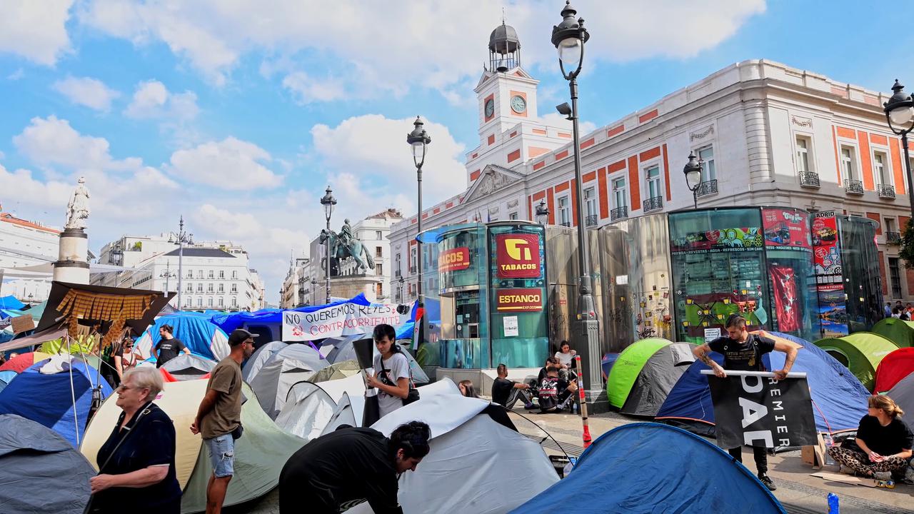 Video thumbnail for Spain: Mass Encampment Fills Madrid's Puerta del Sol in Protest Over Soaring Rents & Eviction of 87-Year-Old.