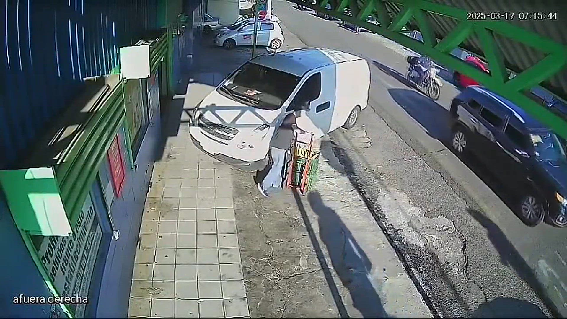 Video thumbnail for Cámara captó momento en que sicarios acaban con conductor en supermercado de Heredia