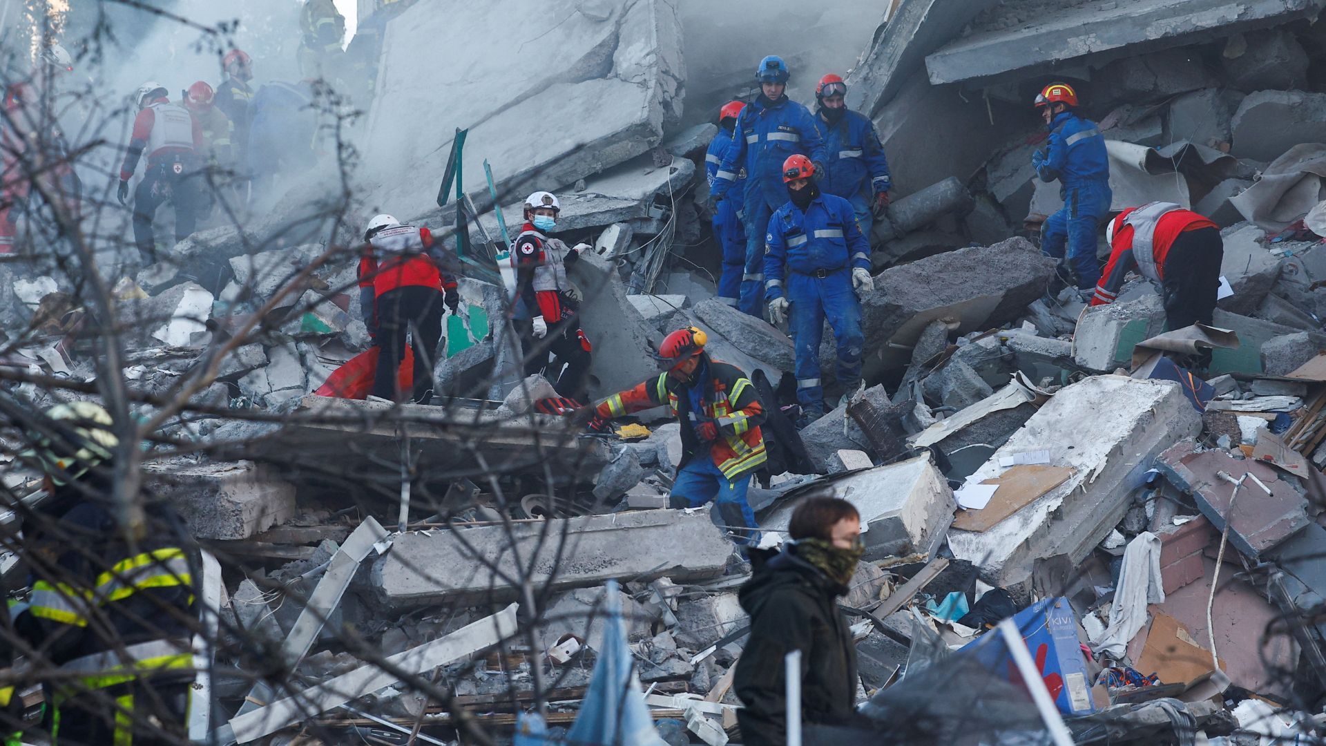 Video thumbnail for Ukraine under attack: Russian strikes on Kyiv kill one, wound dozens