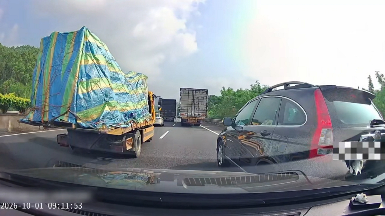 Video thumbnail for Black Car Sideswipes Truck While Changing Lanes on Guangdong Highway
