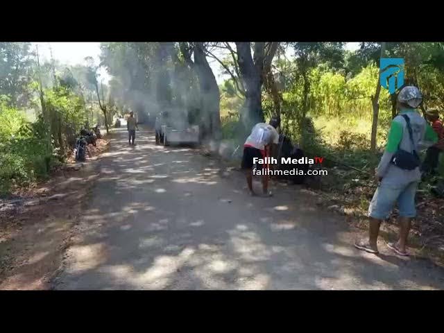 Video thumbnail for Kades Galis Giligenting Perbaiki Jalan Desa 200 Meter dengan Dana Pribadi