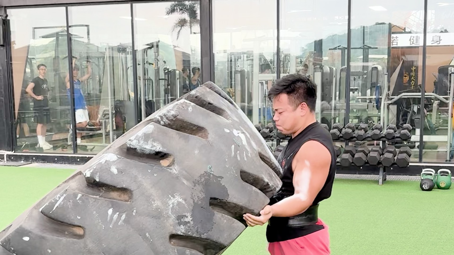 Video thumbnail for Heaviest tyre flip (male) - 628 kg (1384.50 lbs) by Xiao Yang