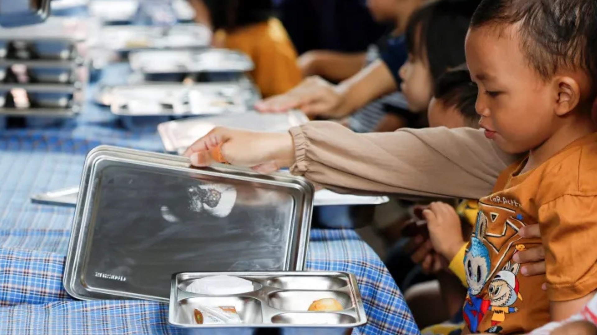'Video thumbnail for Indonesia food poisoning: More than 1,000 children ill after school lunch'