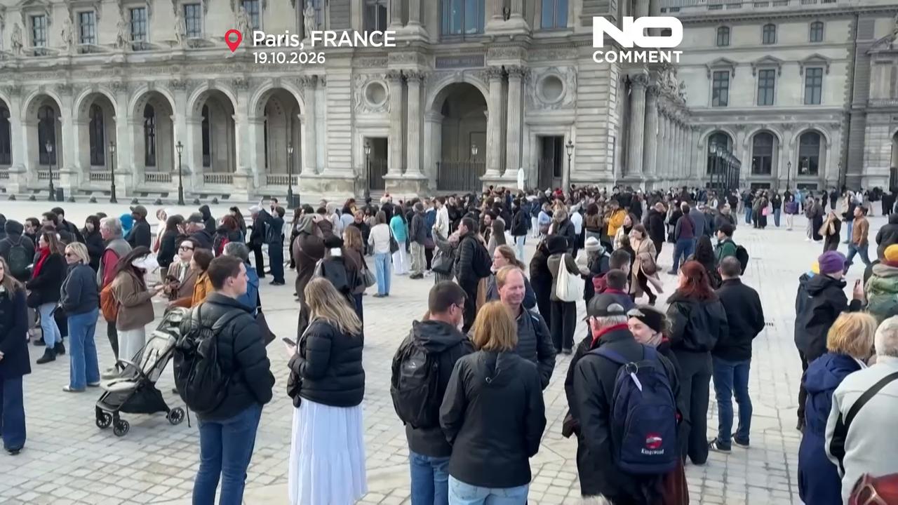 Video thumbnail for Protesters block entrances to Paris’s Louvre museum